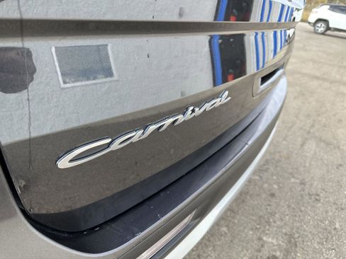 Used 2022 Kia Carnival EX image 5