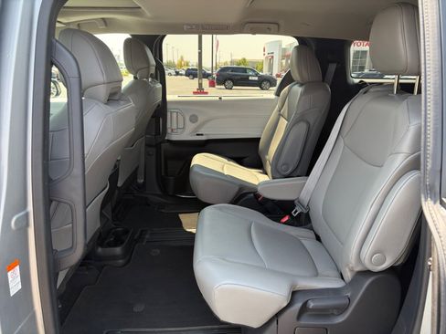 Used 2025 Toyota Sienna XLE FWD image 26