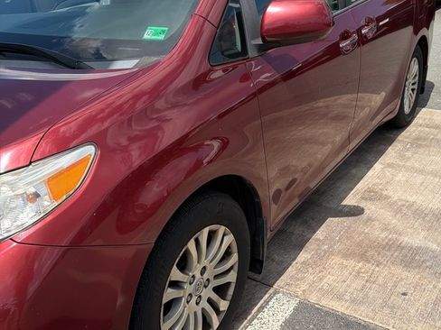 Used 2015 Toyota Sienna XLE w/ XLE Navigation Package FWD image 1