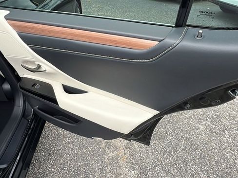 Used 2025 Lexus ES 300h w/ Luxury Package image 19