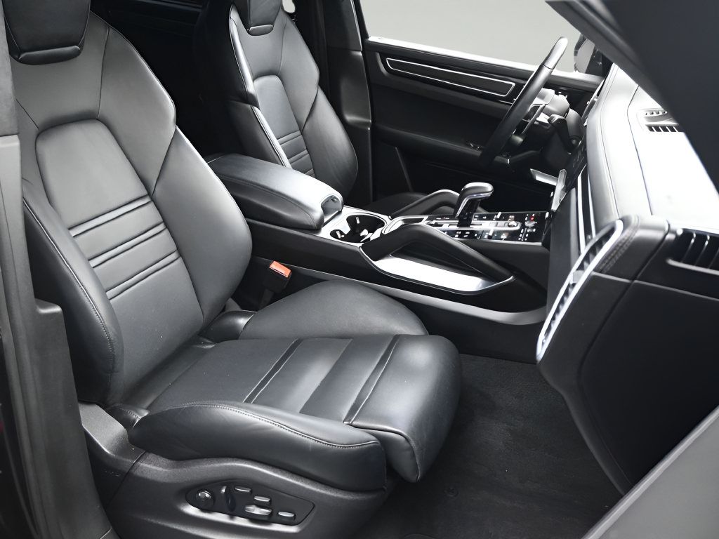 Certified 2022 Porsche Cayenne Turbo S AWD/4WD image 12