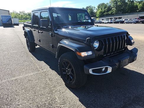 Used 2021 Jeep Gladiator Sport AWD/4WD image 2