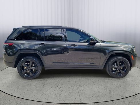 Used 2024 Jeep Grand Cherokee Limited w/ Black Appearance Package RWD image 3