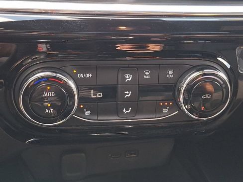 Certified 2025 Chevrolet Trax RS w/ Sunroof Package FWD image 17