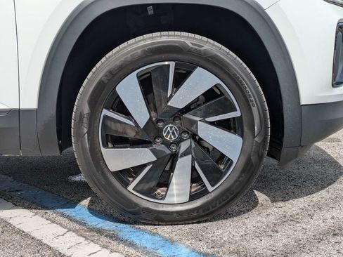 Certified 2024 Volkswagen Atlas Cross Sport SE FWD image 11