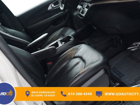 Used 2020 Chrysler Pacifica Touring-L Plus FWD image 8