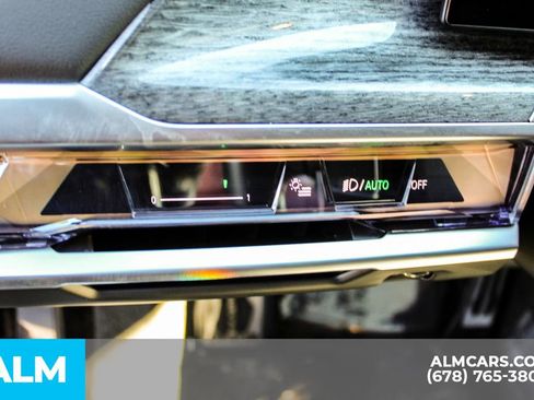 Used 2023 BMW 740i w/ Parking Assistance Package image 32