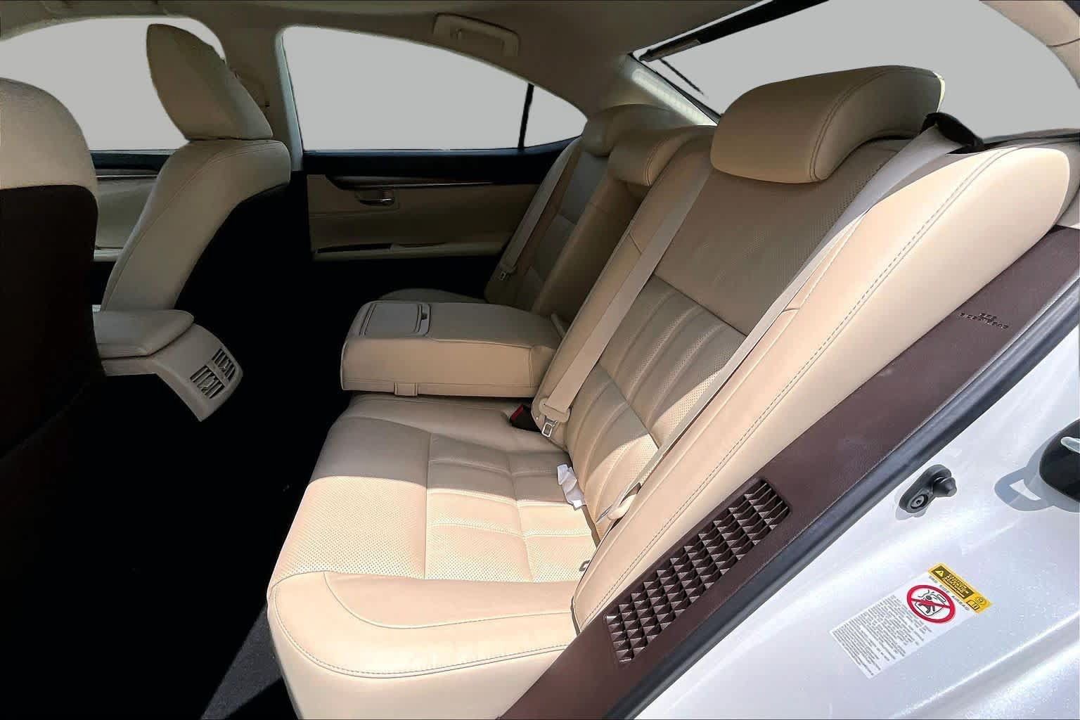 Used 2018 Lexus ES 300h w/ Luxury Package FWD image 19