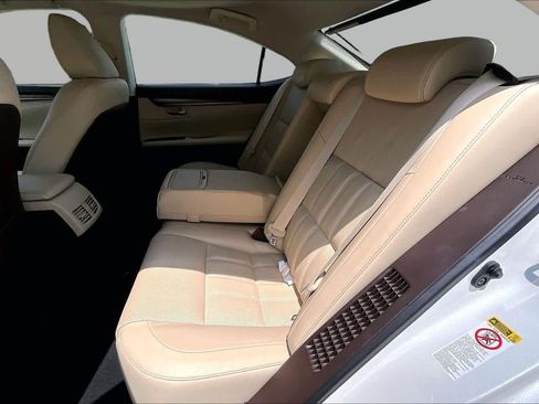 Used 2018 Lexus ES 300h w/ Luxury Package FWD image 19