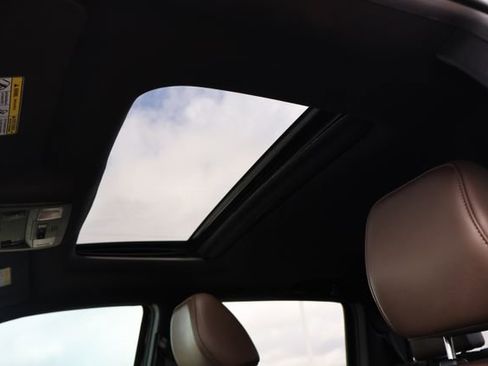 Used 2016 Toyota Tacoma Limited w/ Towing Package image 15