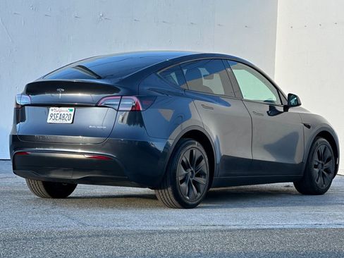 Used 2025 Tesla Model Y Long Range image 3