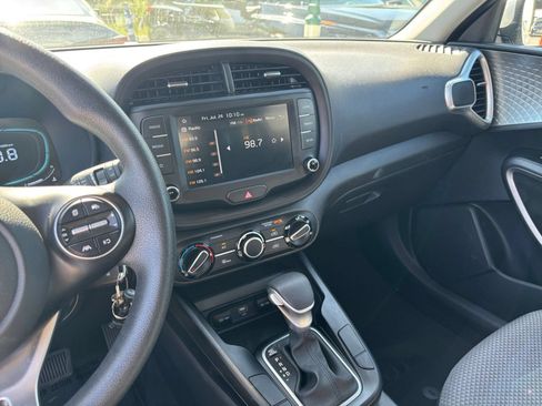 Used 2025 Kia Soul LX w/ LX Technology Package FWD image 17