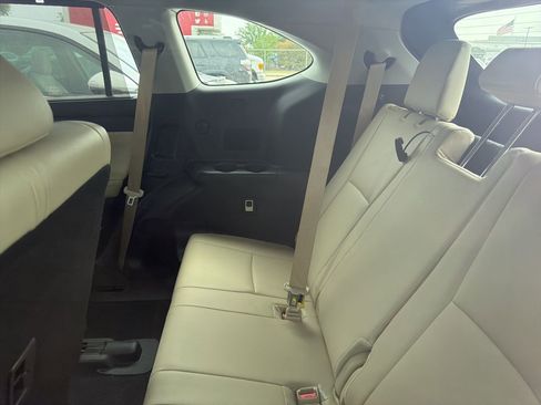 Used 2024 Toyota Highlander XLE FWD image 9