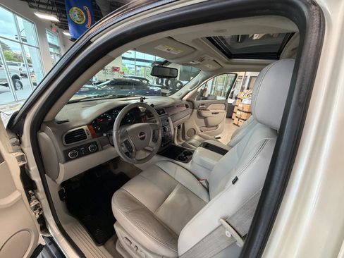 Used 2011 GMC Yukon SLT w/ SLT-2 Equipment Package AWD/4WD image 11