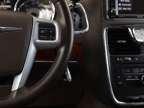 Used 2014 Chrysler Town & Country Touring FWD image 33