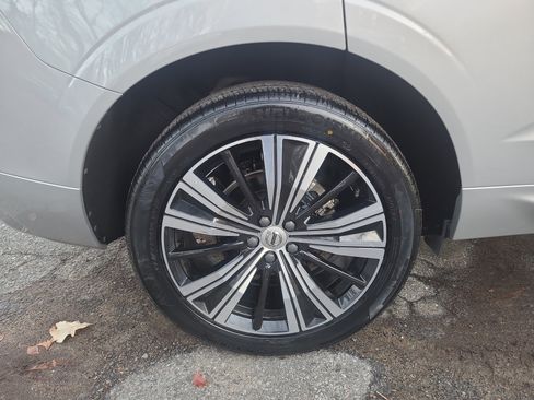 Used 2022 Volvo XC60 B5 Inscription w/ Climate Package image 12