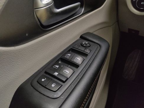 Used 2020 Chrysler Pacifica Touring-L image 27