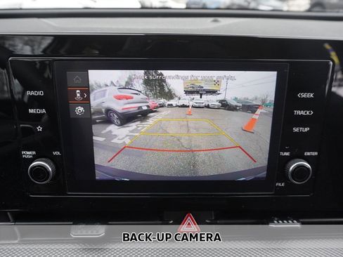 Used 2023 Kia Sportage LX image 3