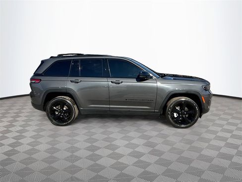 Used 2024 Jeep Grand Cherokee Limited w/ Black Appearance Package image 5