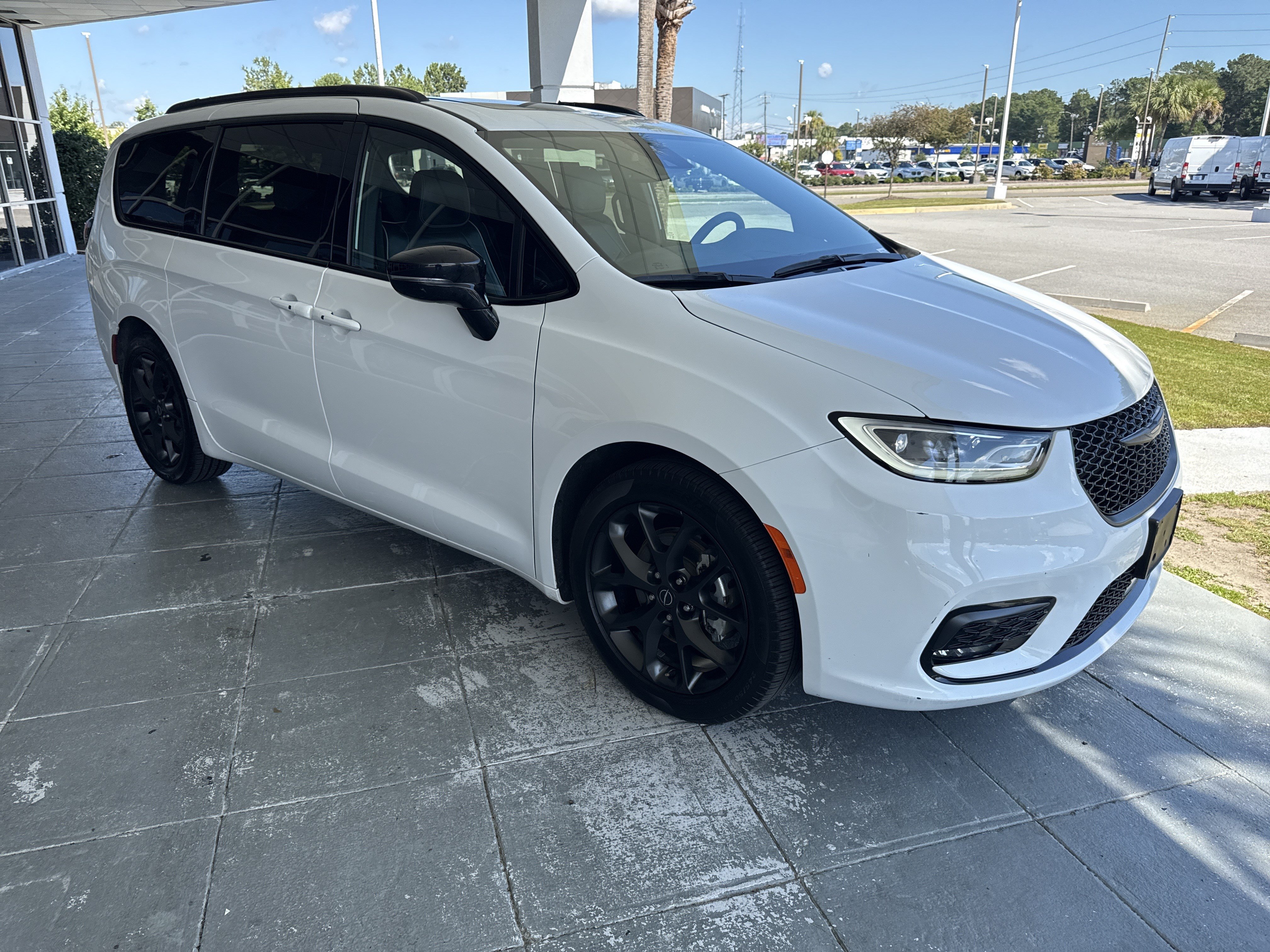Used 2025 Chrysler Pacifica Limited FWD image 2