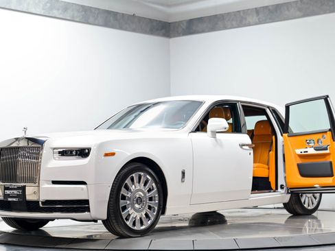 Used 2022 Rolls-Royce Phantom Sedan w/ The Phantom Package RWD image 2