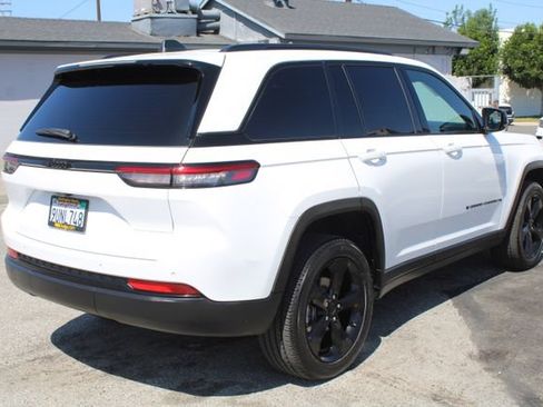 Used 2025 Jeep Grand Cherokee Altitude RWD image 4