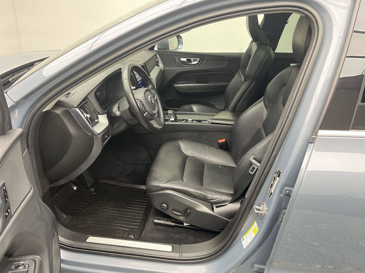 Used 2023 Volvo XC60 B5 Core AWD/4WD image 3