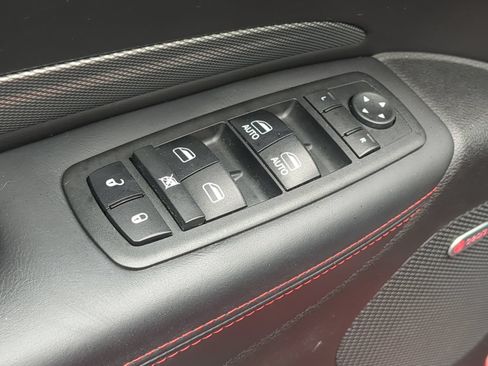 Used 2018 Dodge Durango R/T w/ Technology Group AWD/4WD image 15