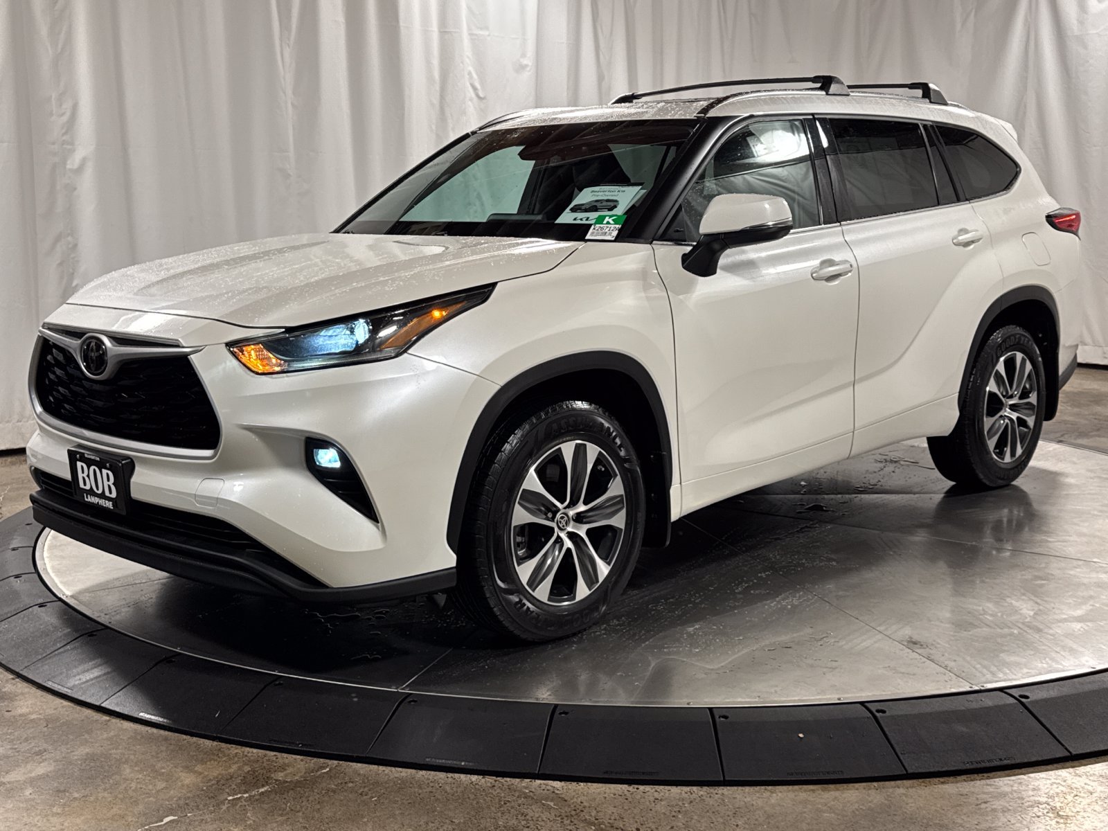Used 2021 Toyota Highlander XLE AWD/4WD image 1