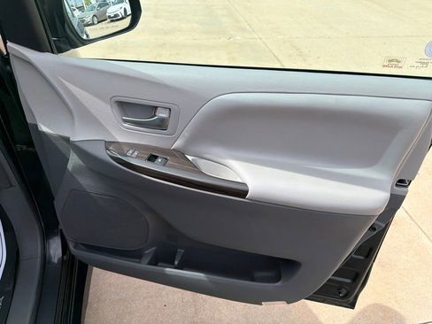 Used 2019 Toyota Sienna XLE w/ XLE Navigation Package FWD image 33