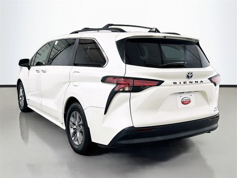 Used 2021 Toyota Sienna XLE image 6