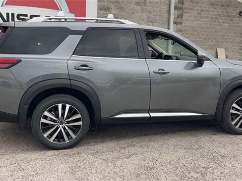 New 2025 Nissan Pathfinder Platinum image 4
