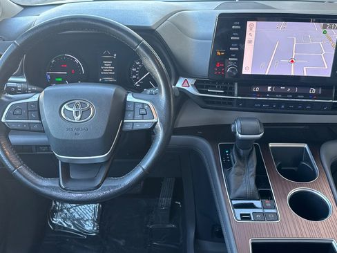 Used 2021 Toyota Sienna XLE w/ XLE Plus Package image 18