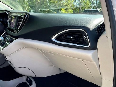 Used 2022 Chrysler Voyager LX image 17