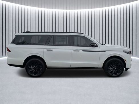 New 2026 Lincoln Navigator L Reserve w/ Jet Appearance Package AWD/4WD image 2