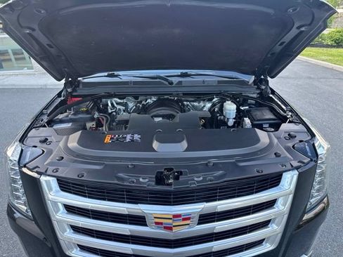 Used 2018 Cadillac Escalade Luxury AWD/4WD image 17