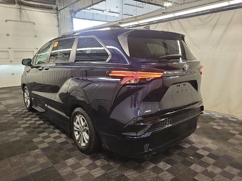 Used 2022 Toyota Sienna LE image 2