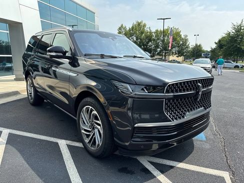 Used 2025 Lincoln Navigator Reserve AWD/4WD image 3