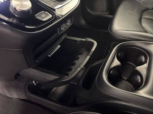 Used 2025 Chrysler Pacifica Select FWD image 29