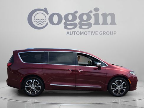 Used 2022 Chrysler Pacifica Pinnacle FWD image 6