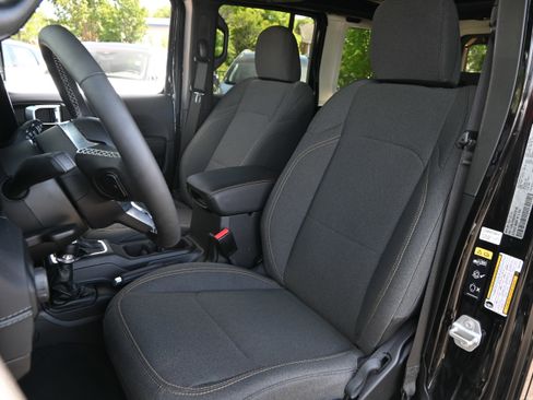 Used 2025 Jeep Wrangler Unlimited Sahara w/ Safety Group AWD/4WD image 16