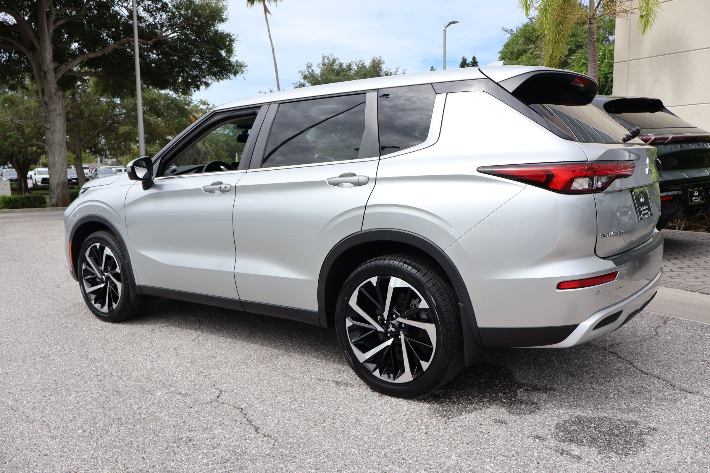Used 2023 Mitsubishi Outlander SE FWD image 6