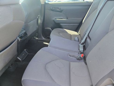 Used 2023 Toyota Highlander LE AWD/4WD image 16
