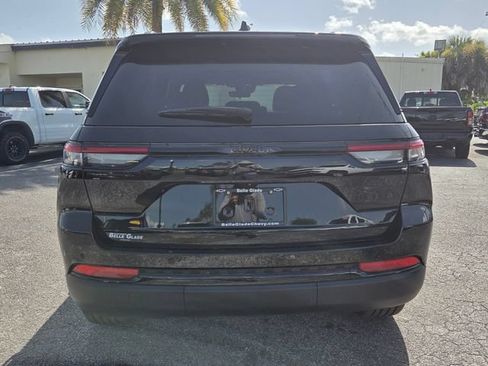 Used 2025 Jeep Grand Cherokee Altitude RWD image 4