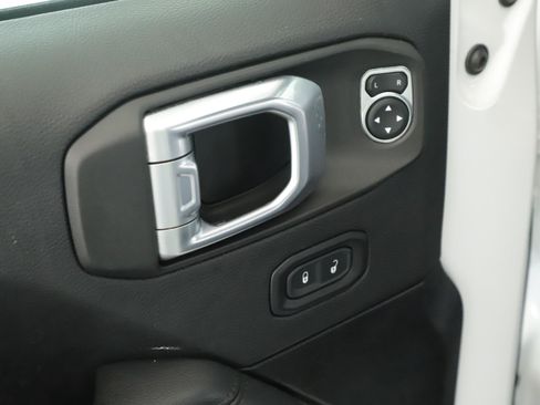 Used 2022 Jeep Wrangler Unlimited Sahara AWD/4WD image 7