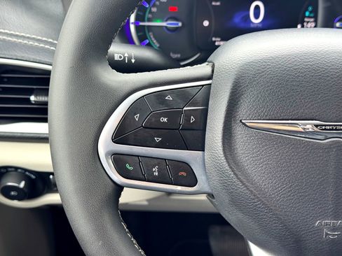 Used 2024 Chrysler Pacifica Select image 23