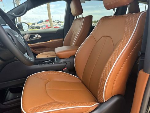 New 2026 Chrysler Pacifica Pinnacle image 16