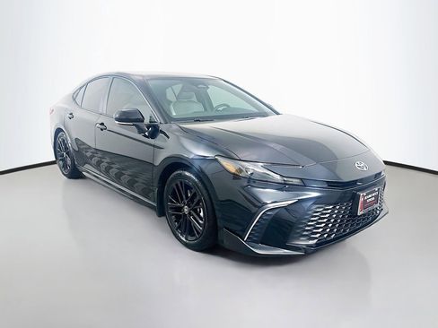 Used 2025 Toyota Camry SE image 3