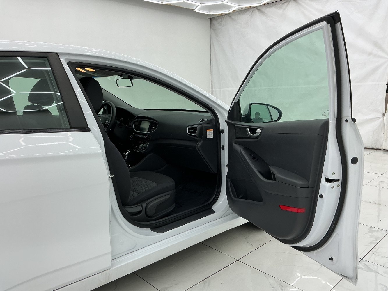 Used 2018 Hyundai Ioniq Blue FWD image 17