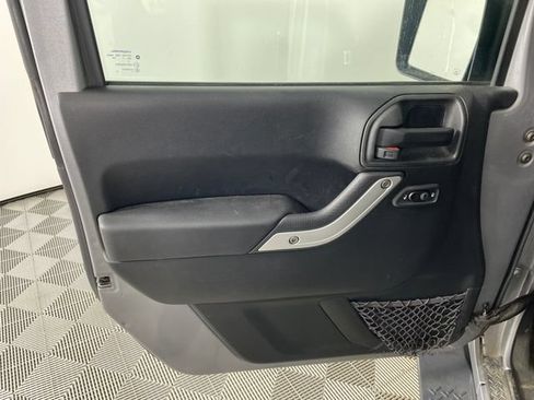 Used 2018 Jeep Wrangler Unlimited Sahara w/ Connectivity Group AWD/4WD image 10